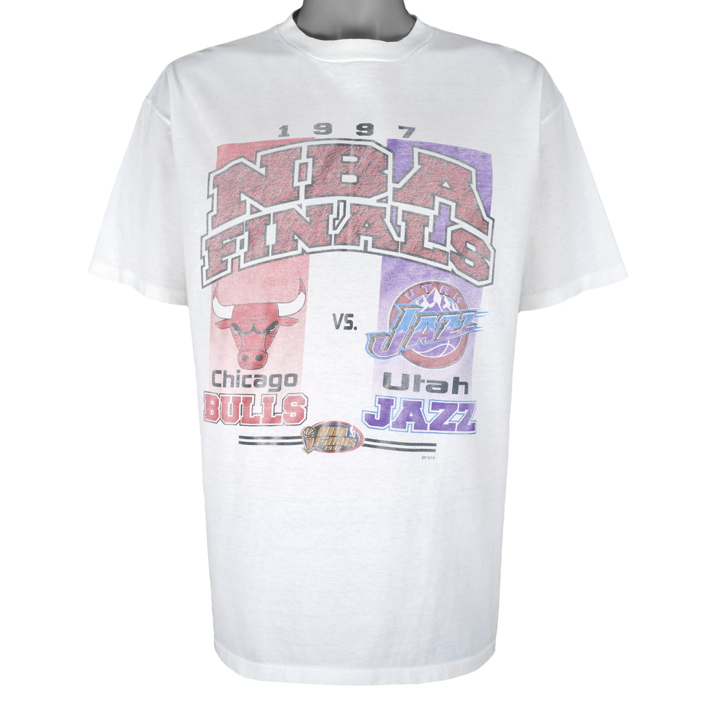 NBA (True Fan) - Chicago Bulls vs Utah Jazz NBA Finals T-Shirt 1997 X-Large Vintage Retro Basketball