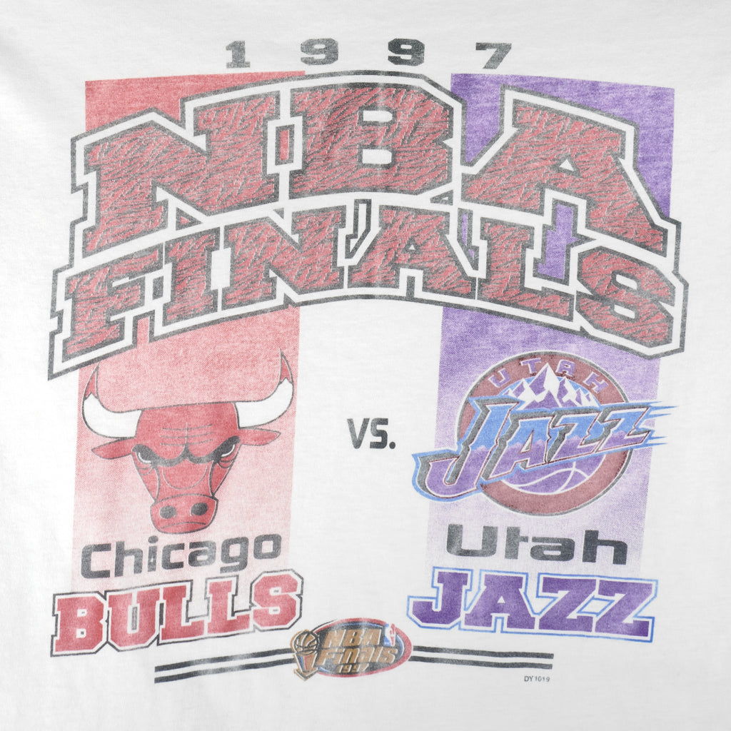 NBA (True Fan) - Chicago Bulls vs Utah Jazz NBA Finals T-Shirt 1997 X-Large Vintage Retro Basketball