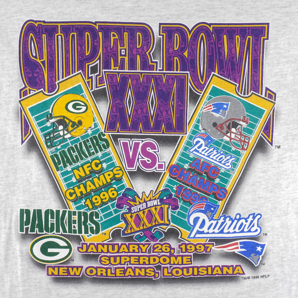NFL (Logo Athletic) - Packers VS Patriots Super Bowl Helmet T-Shirt 1996 Medium Vintage Retro Football