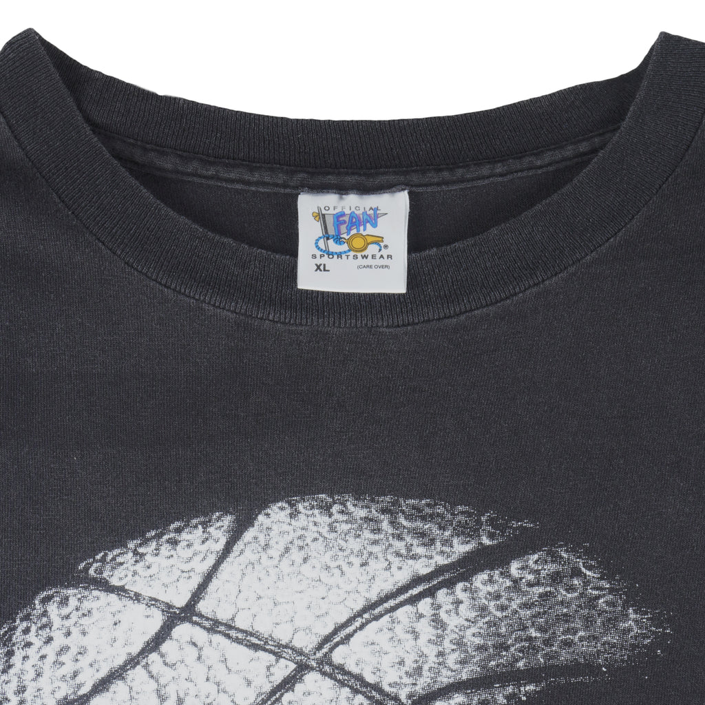 NBA (Official Fan) - Chicago Bulls Big Logo T-Shirt 1990s X-Large Vintage Retro Basketball 