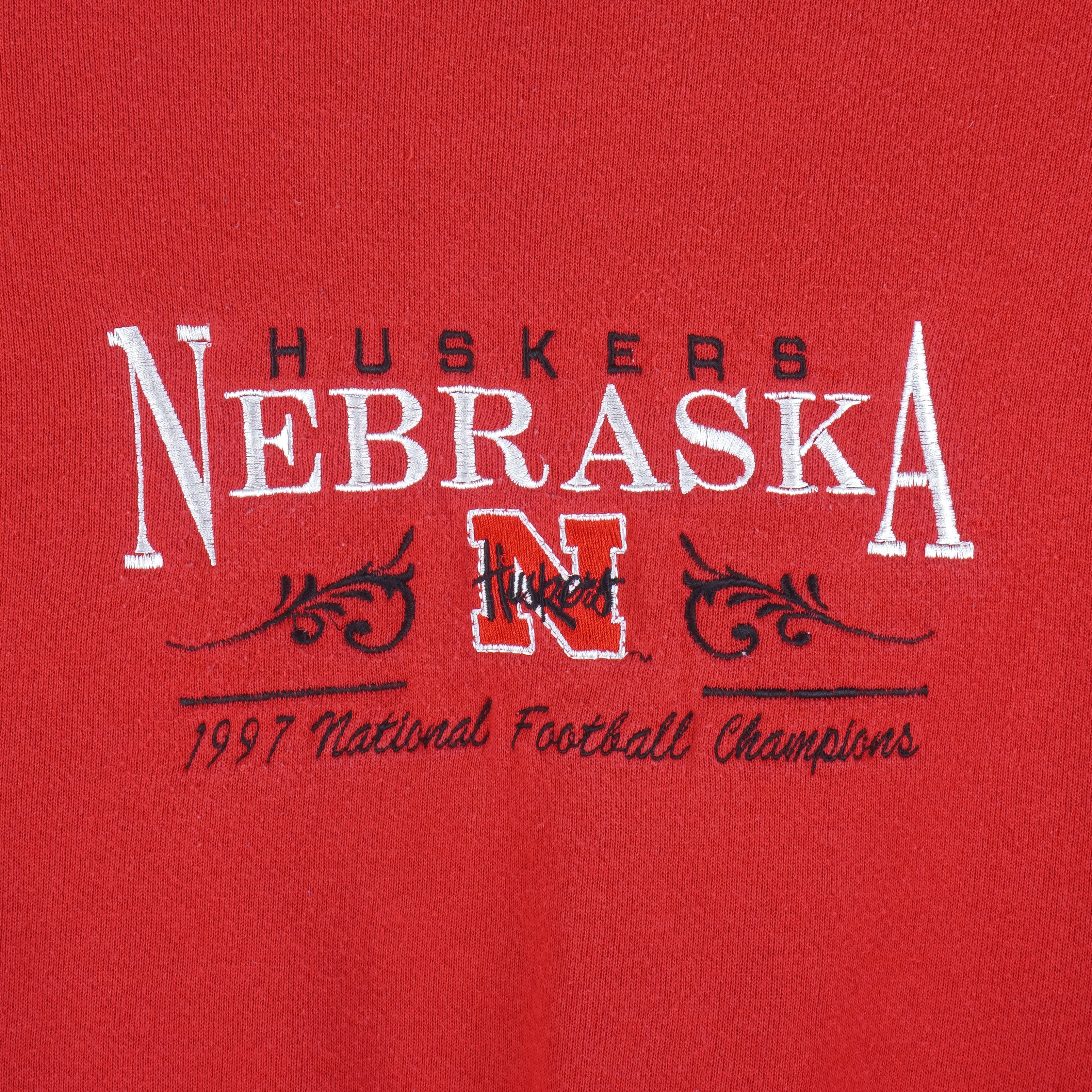 NCAA (PM) - Nebraska Huskers Champs Embroidered Sweatshirt 1997 Large Vintage Retro College
