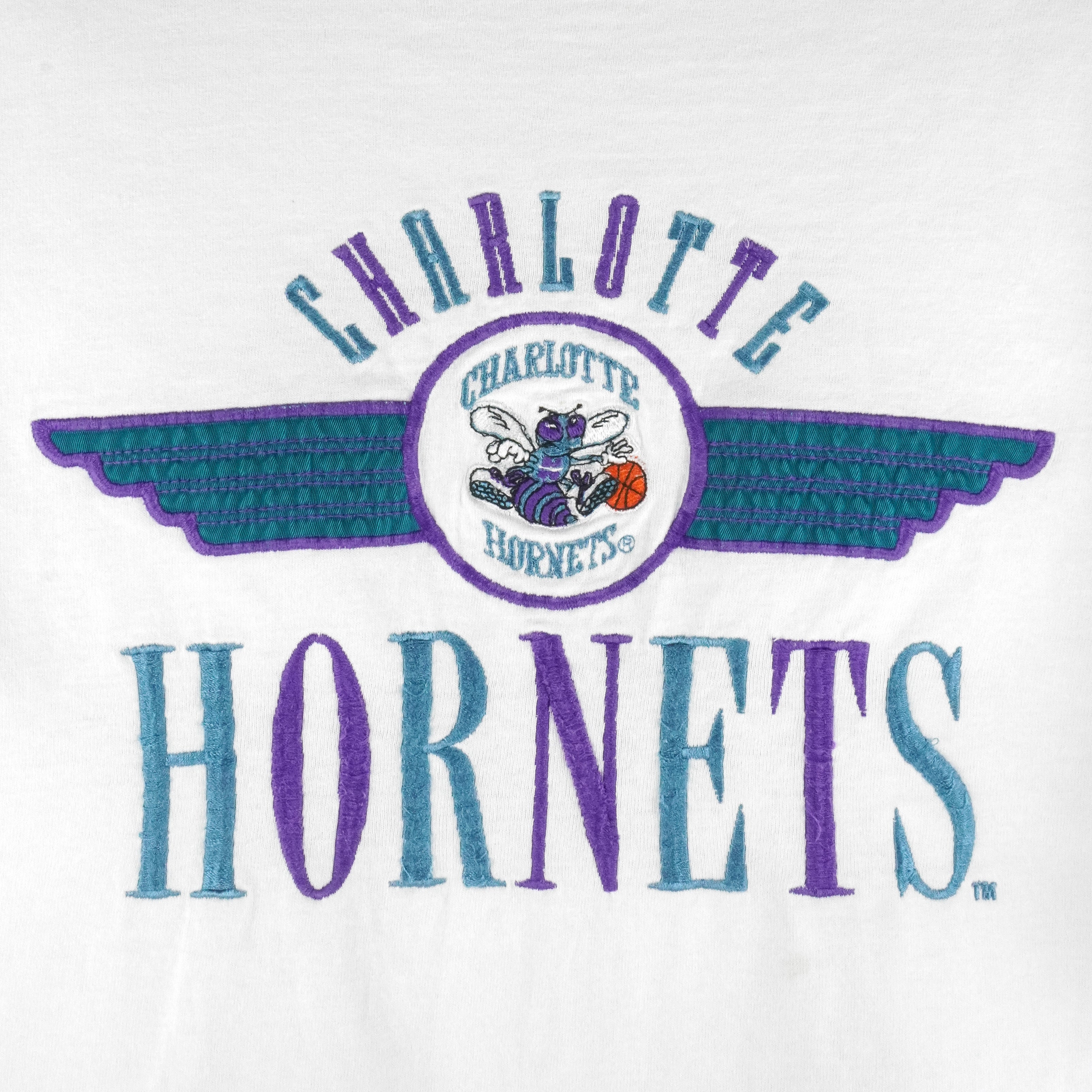 NBA (Logo Athletic) - Charlotte Hornets Embroidered T-Shirt 1990s X-Large Vintage Retro Basketball