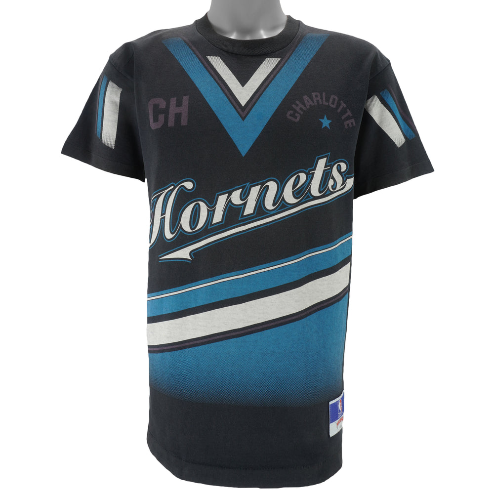 NBA (Nutmeg) - Charlotte Hornets T-Shirt 1990s Medium Vintage Retro Basketball
