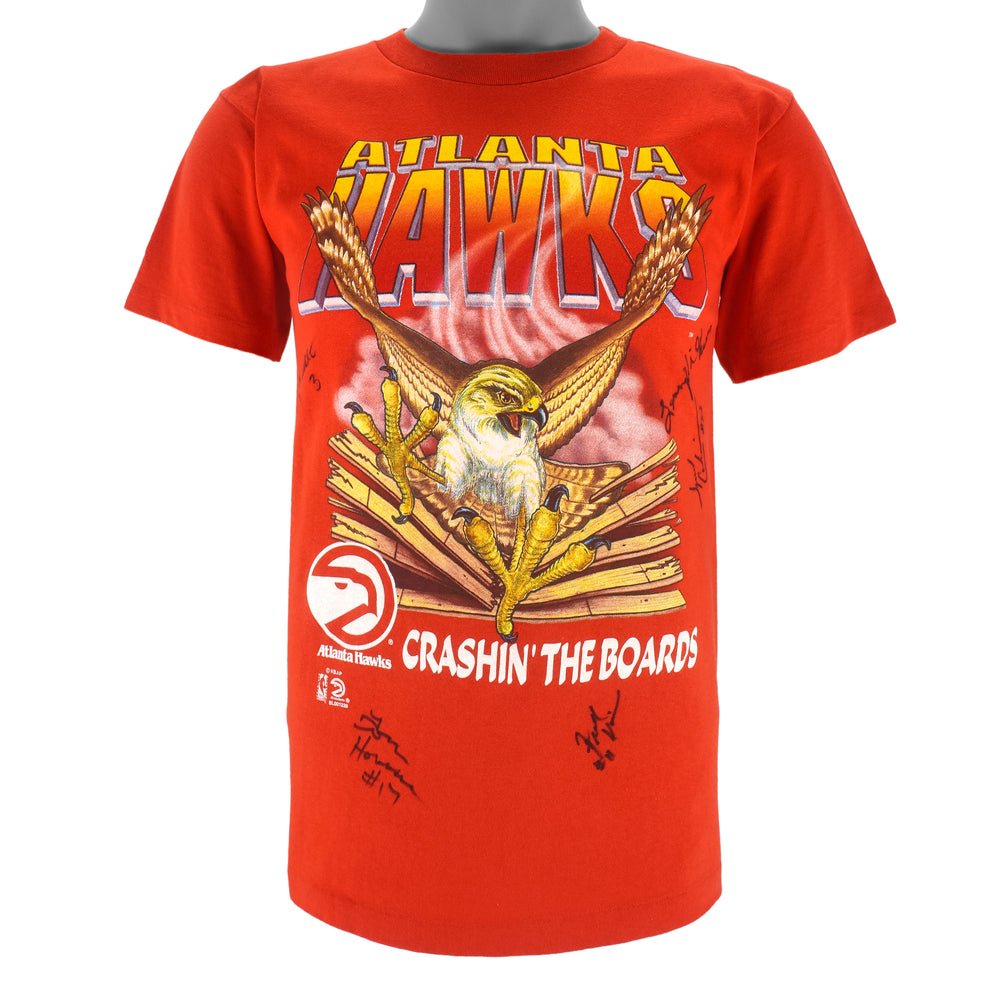NBA (Salem) - Atlanta Hawks Crashing The Boards Autographed T-Shirt 1990s Medium Vintage Retro Basketball