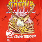 NBA (Salem) - Atlanta Hawks Crashing The Boards Autographed T-Shirt 1990s Medium Vintage Retro Basketball