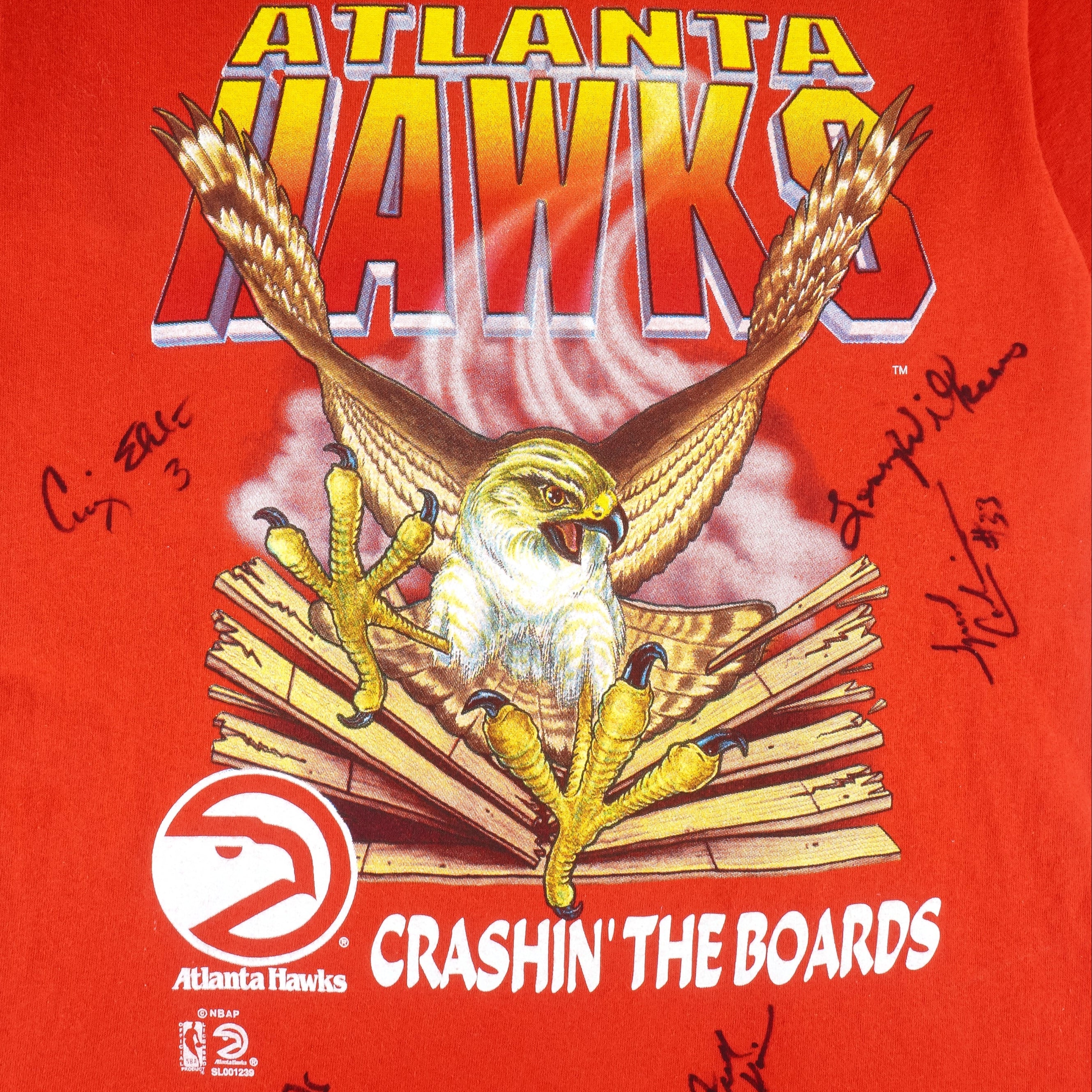 NBA (Salem) - Atlanta Hawks Crashing The Boards Autographed T-Shirt 1990s Medium Vintage Retro Basketball