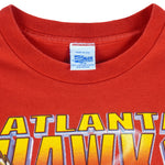 NBA (Salem) - Atlanta Hawks Crashing The Boards Autographed T-Shirt 1990s Medium Vintage Retro Basketball