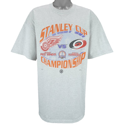 NHL (Gildan) - Red Wings VS Hurricanes Stanley Cup Champs T-Shirt 2002 XX-Large