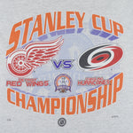 NHL (Gildan) - Red Wings VS Hurricanes Stanley Cup Champs T-Shirt 2002 XX-Large