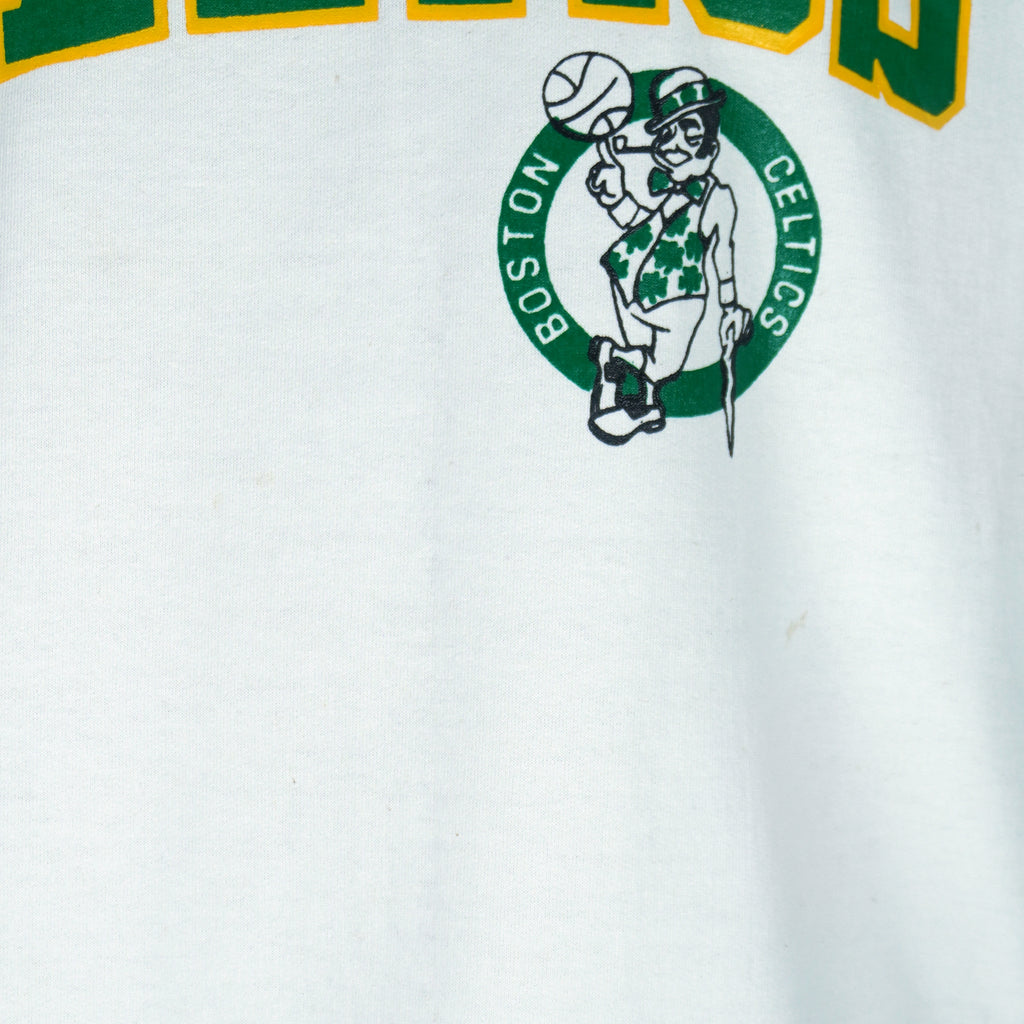 NBA (Medallion) - Boston Celtics Crew Neck Sweatshirt 1990s Large Vintage Retro Basketball