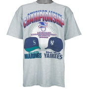 2000 vintage MLB Mariners Vs Yankees American League Championship T-Shirt by All Sport. Grey in color with big spell-out and baseball caps printed graphic, X-Large in size and is in excellent condition.