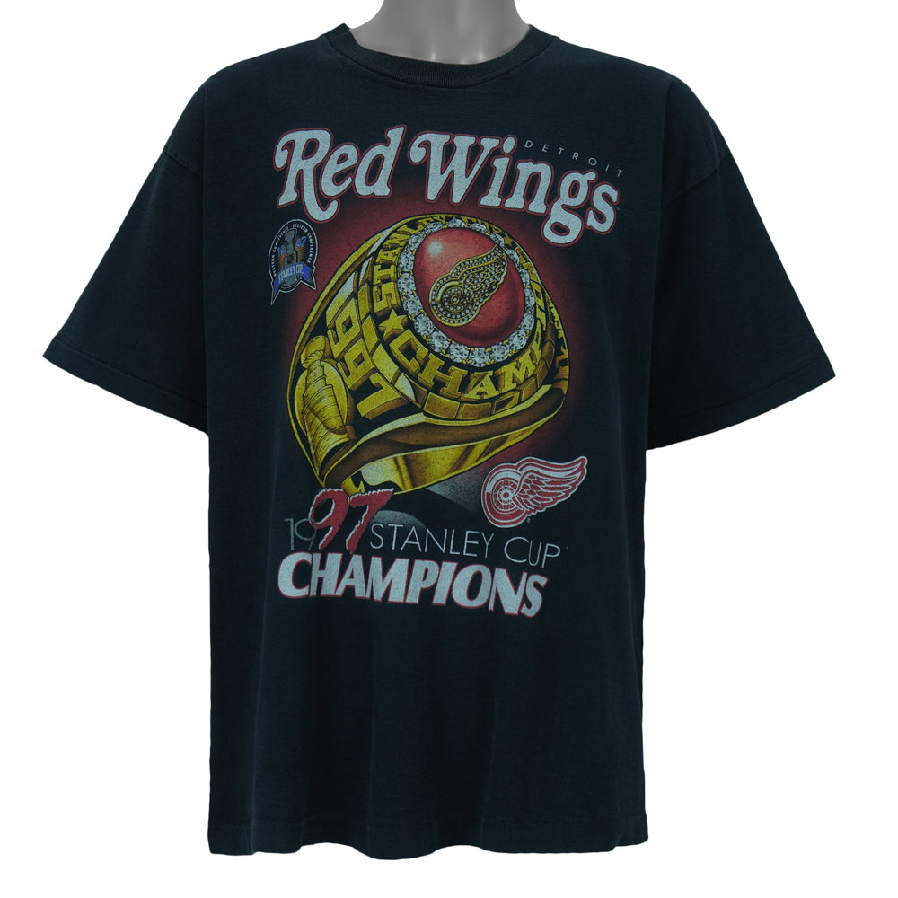 1997 vintage NHL Detroit Red Wings, Stanley Cup Champions Ring T-Shirt by Pro Player. Black in color with spell-out on front and brand emblem embroidered on left sleeve, X-Large size and is in excellent condition.