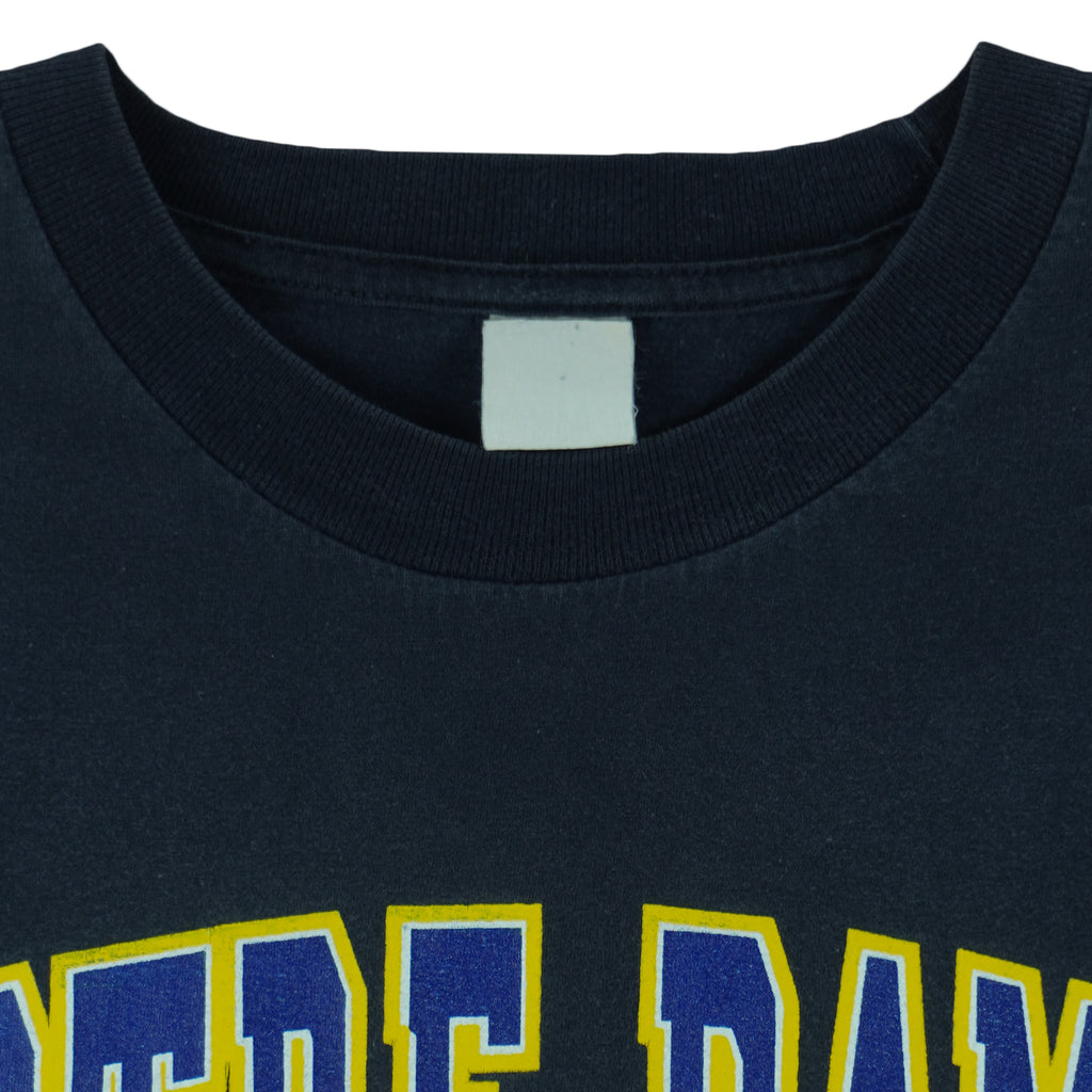 1990s vintage NCAA Notre Dame Fighting Irish basketball swish T-Shirt by Starter. Dark in color, fits Medium in size and is excellent condition.