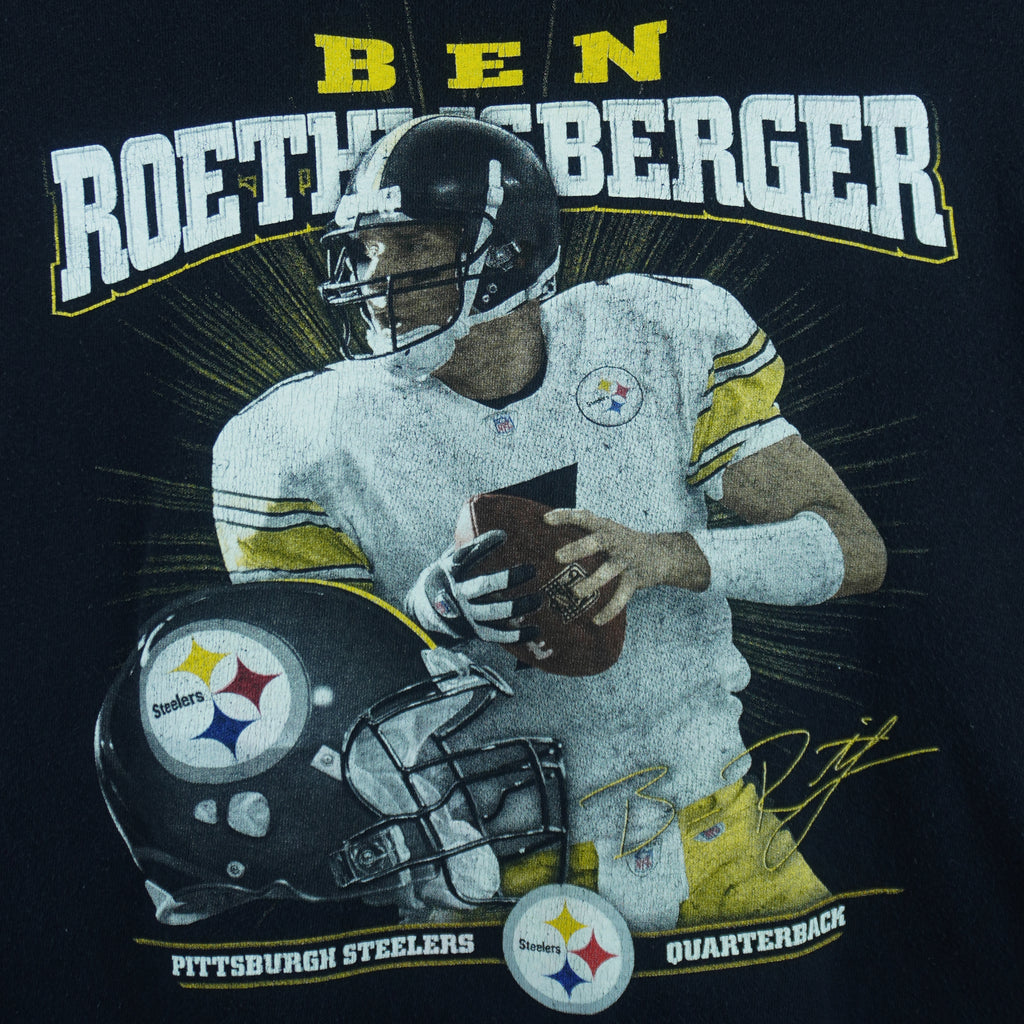 2000s vintage NFL Pittsburgh Steelers quarterback Ben Roethlisberger T-Shirt by NFLPlayers. Black in color with player image, signature and helmet graphic on front, fits Medium in size and is in excellent condition.