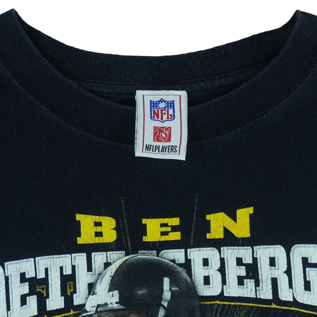 2000s vintage NFL Pittsburgh Steelers quarterback Ben Roethlisberger T-Shirt by NFLPlayers. Black in color with player image, signature and helmet graphic on front, fits Medium in size and is in excellent condition.