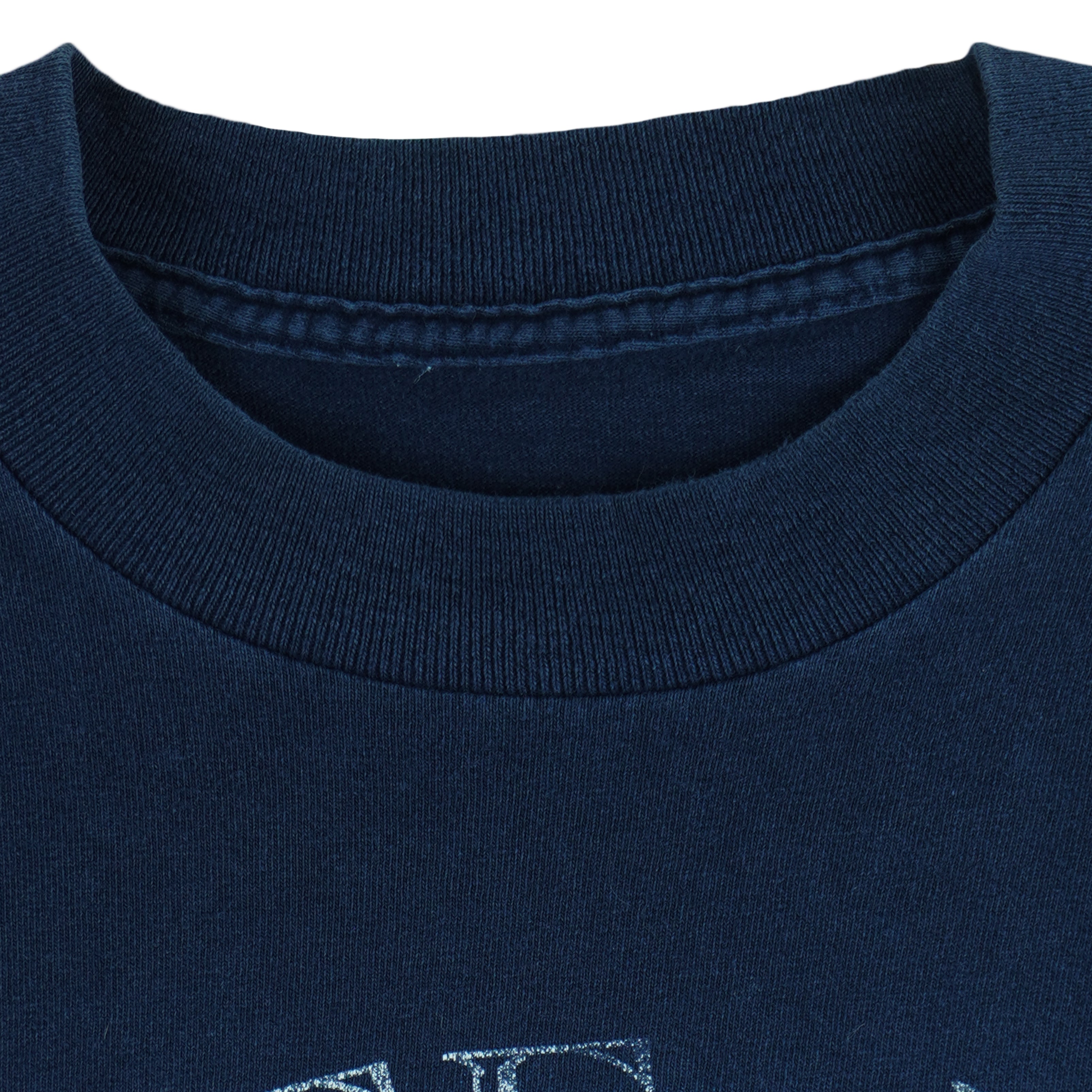 2000s vintage NCAA University of Arizona Wildcats football helmet T-Shirt. Dark blue in color with "Absolute Victory" spell-out on front and "We Came, We Saw, We Kicked Butt" on back. Fits Medium in size and in excellent condition.