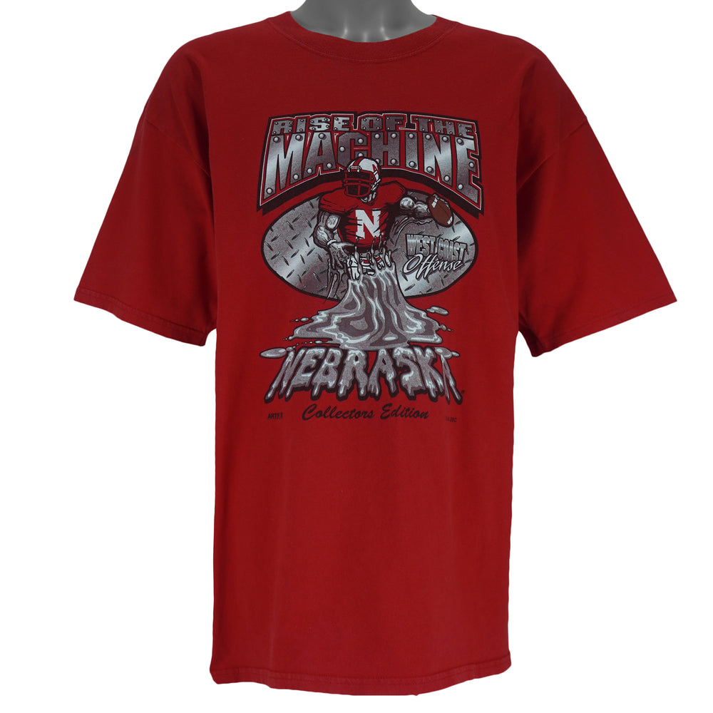 2004 vintage NCAA University of Nebraska-Lincoln Cornhuskers spell-out Gildan T-Shirt. Red in color with "Rise of the Machine, West Coast Offense" text and football player graphic on front by Art-Fx Collectors Edition. X-Large in size and in excellent condition.