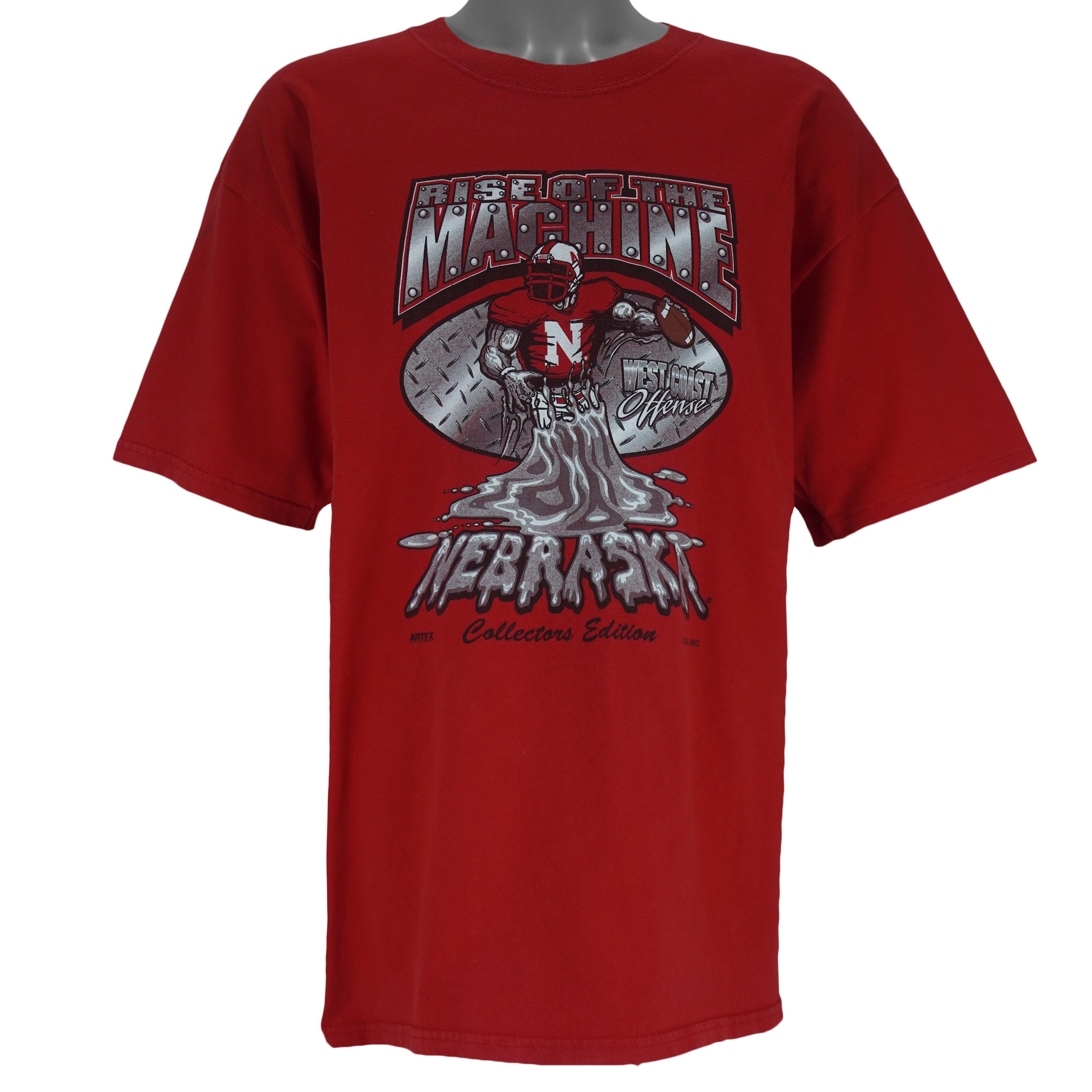 2004 vintage NCAA University of Nebraska-Lincoln Cornhuskers spell-out Gildan T-Shirt. Red in color with "Rise of the Machine, West Coast Offense" text and football player graphic on front by Art-Fx Collectors Edition. X-Large in size and in excellent condition.