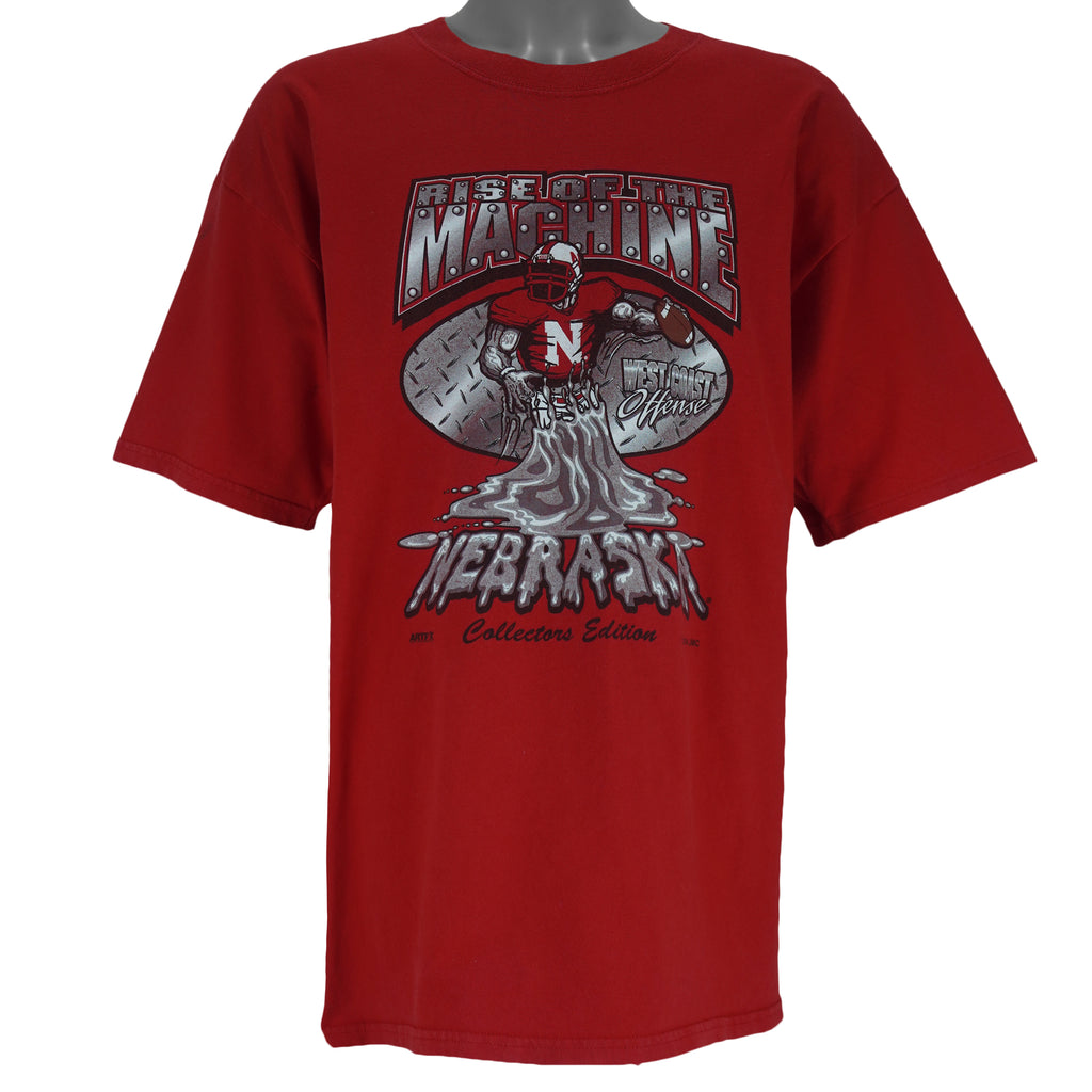2004 vintage NCAA University of Nebraska-Lincoln Cornhuskers spell-out Gildan T-Shirt. Red in color with "Rise of the Machine, West Coast Offense" text and football player graphic on front by Art-Fx Collectors Edition. X-Large in size and in excellent condition.