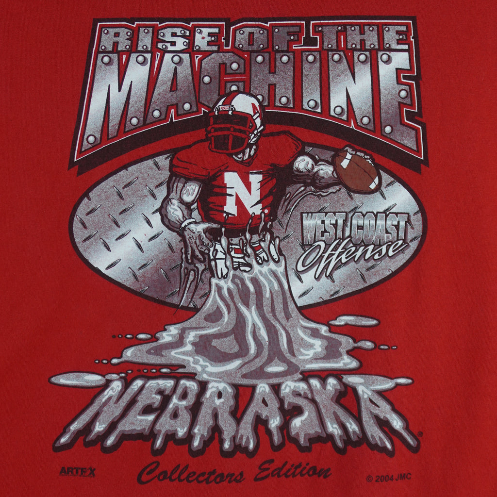 2004 vintage NCAA University of Nebraska-Lincoln Cornhuskers spell-out Gildan T-Shirt. Red in color with "Rise of the Machine, West Coast Offense" text and football player graphic on front by Art-Fx Collectors Edition. X-Large in size and in excellent condition.