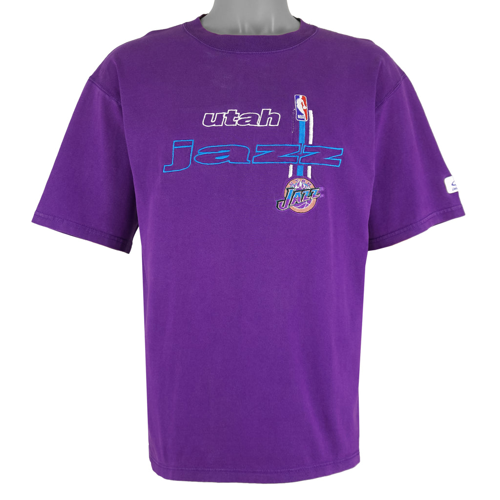 NBA (Logoathletic) - Utah Jazz Embroidered Spell-Out T-Shirt 1990s Medium Vintage Retro Basketball