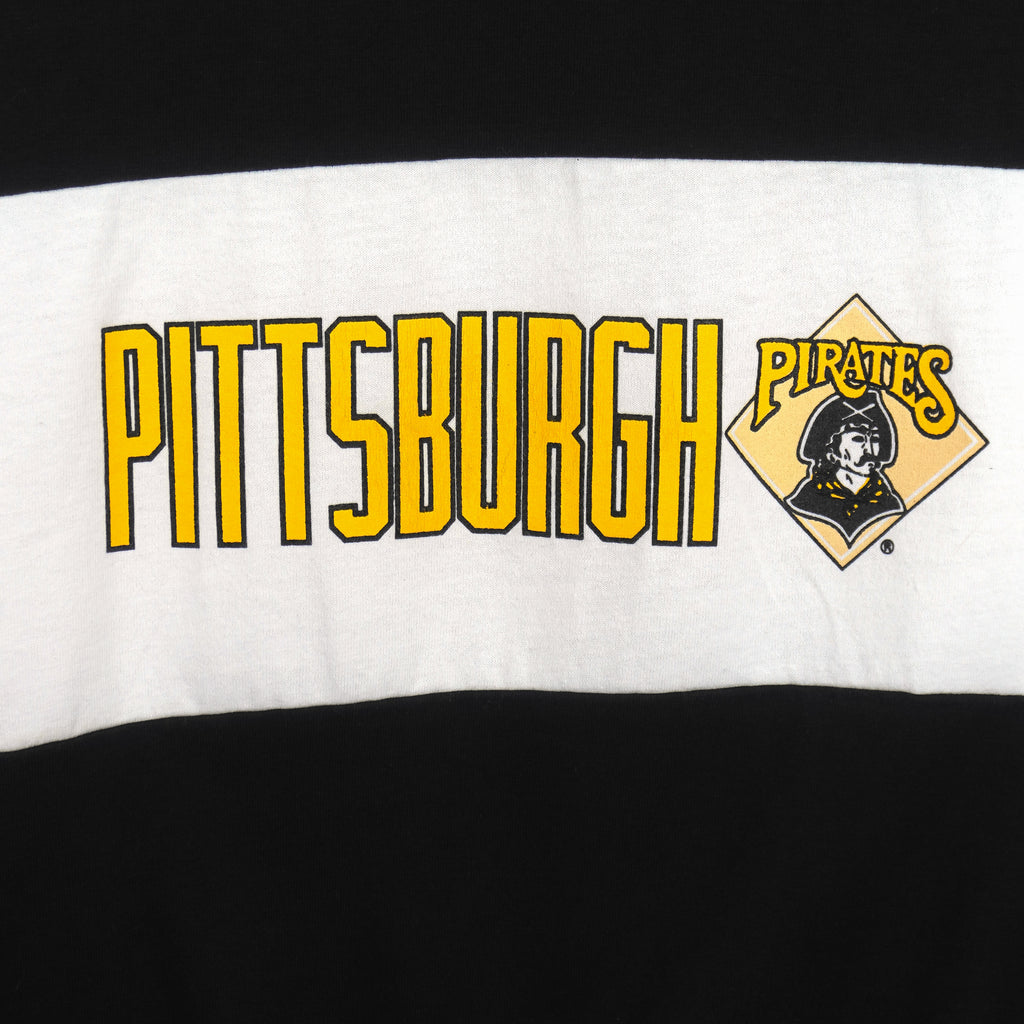 MLB (Nutmeg) - Pittsburgh Pirates Spell-Out T-Shirt 1990s X-Large Vintage Retro Baseball