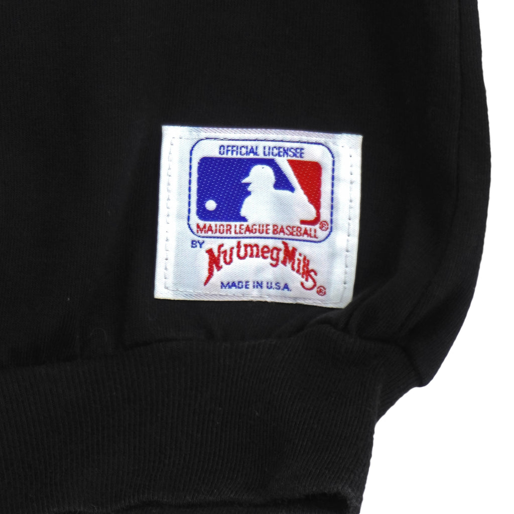 MLB (Nutmeg) - Pittsburgh Pirates Spell-Out T-Shirt 1990s X-Large Vintage Retro Baseball