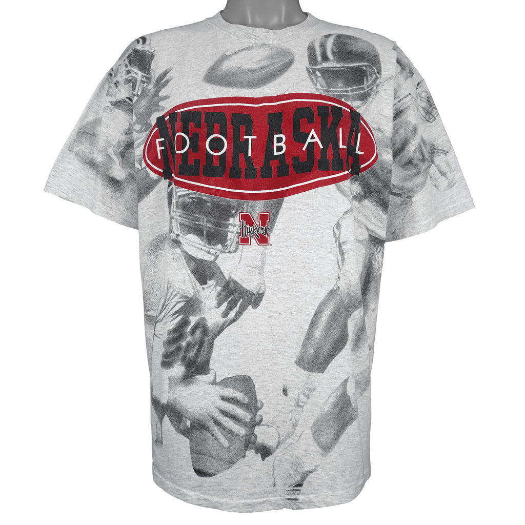 NCAA (TSI) - Nebraska Huskers All Over Print T-Shirt 1990s X-Large Vintage Retro Football