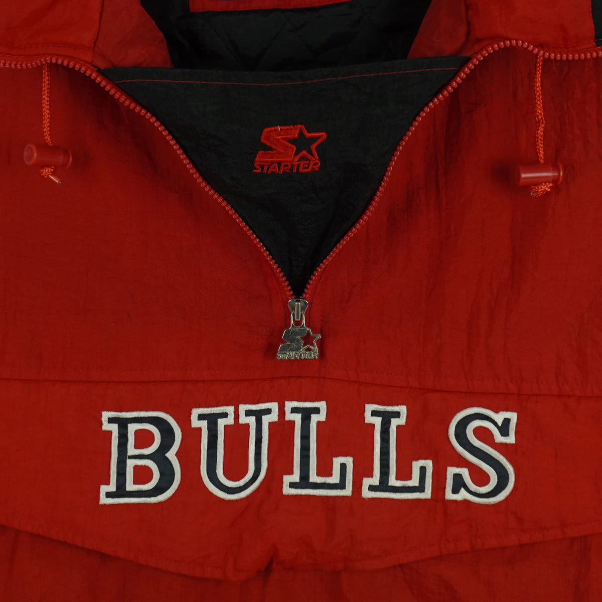 Vintage Starter - Chicago Bulls 1/4 Zip Puffer Jacket 1990s X-Large in black and white and red