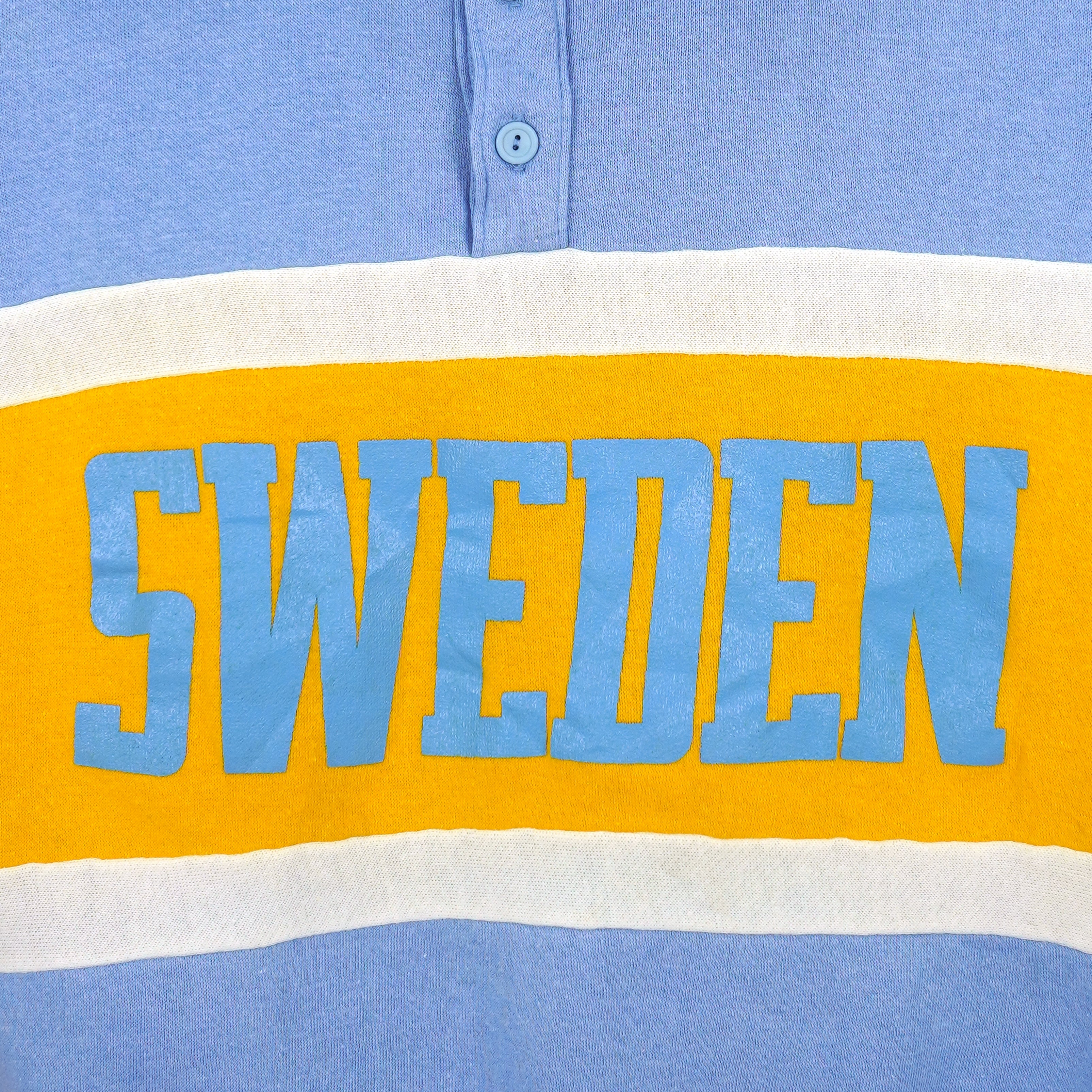 Vintage (Nutmeg Millis) - Sweden Spell-Out 1/4 Button Sweatshirt 1990s Medium Vintage Retro