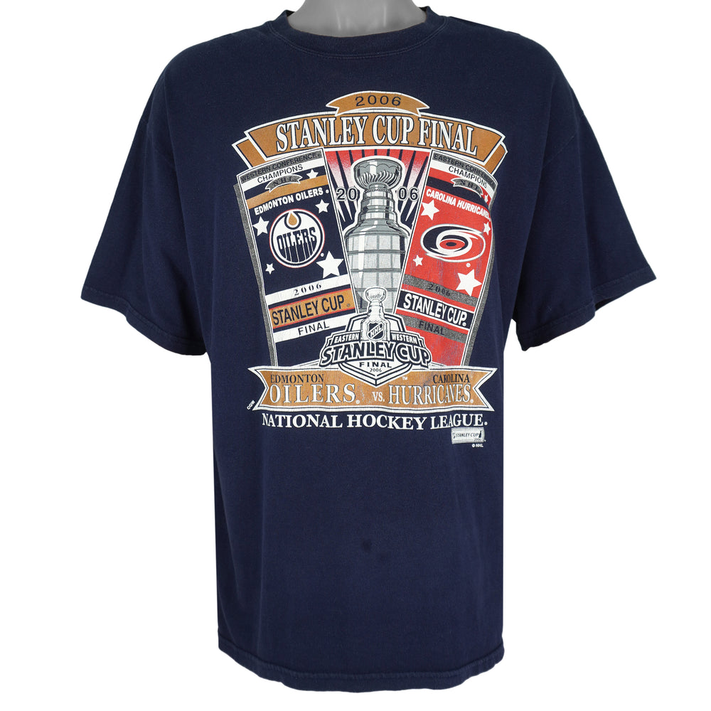 NFL (Gildan) - Oilers VS Hurricanes Stanley Cup Champions T-Shirt 2006 X-Large Vintage Retro Football