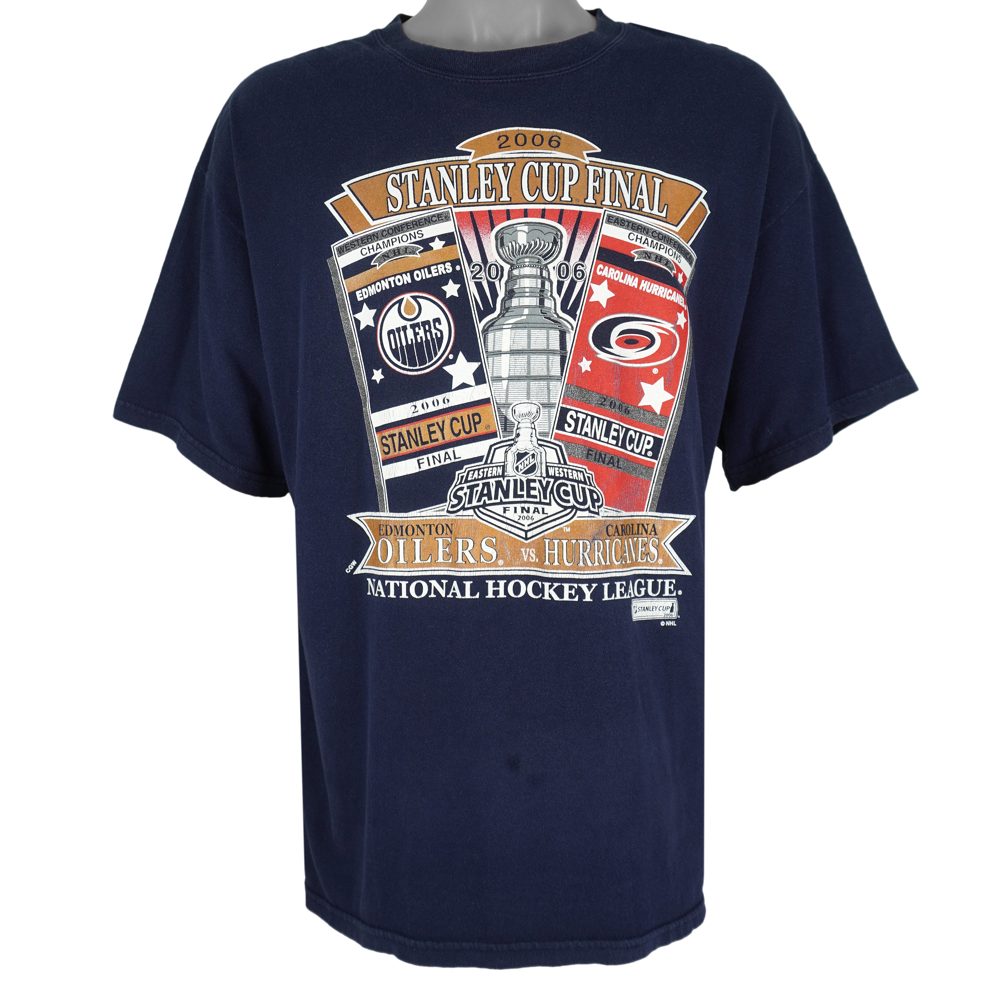 NFL (Gildan) - Oilers VS Hurricanes Stanley Cup Champions T-Shirt 2006 X-Large Vintage Retro Football
