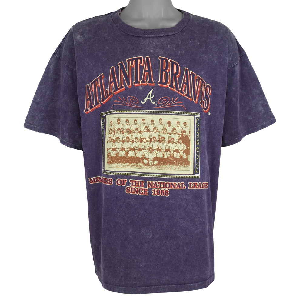 MLB (Nutmeg) - Atlanta Braves Members History T-Shirt 1990s X-Large Vintage Retro Baseball