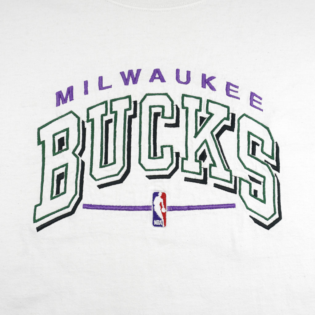 NBA (Logo Athletic) - Milwaukee Bucks Embroidered T-Shirt 1990s Medium Vintage Retro Basketball