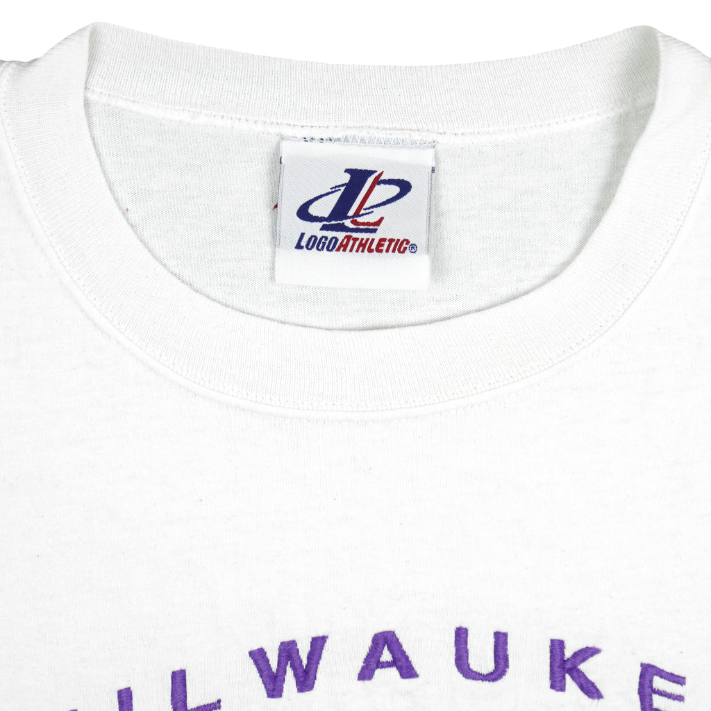 NBA (Logo Athletic) - Milwaukee Bucks Embroidered T-Shirt 1990s Medium Vintage Retro Basketball