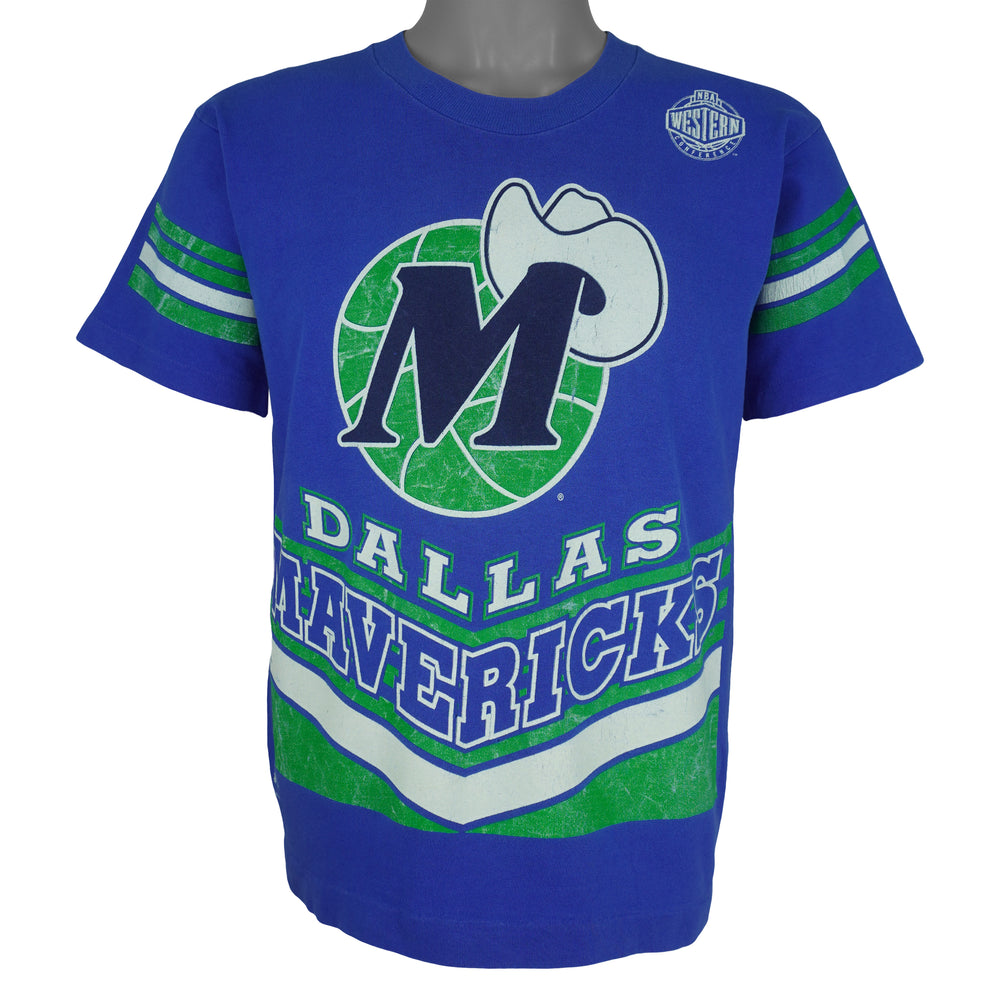 NBA (Salem) - Dallas Mavericks Spell-Out T-Shirt 1990s Large Vintage Retro Basketball