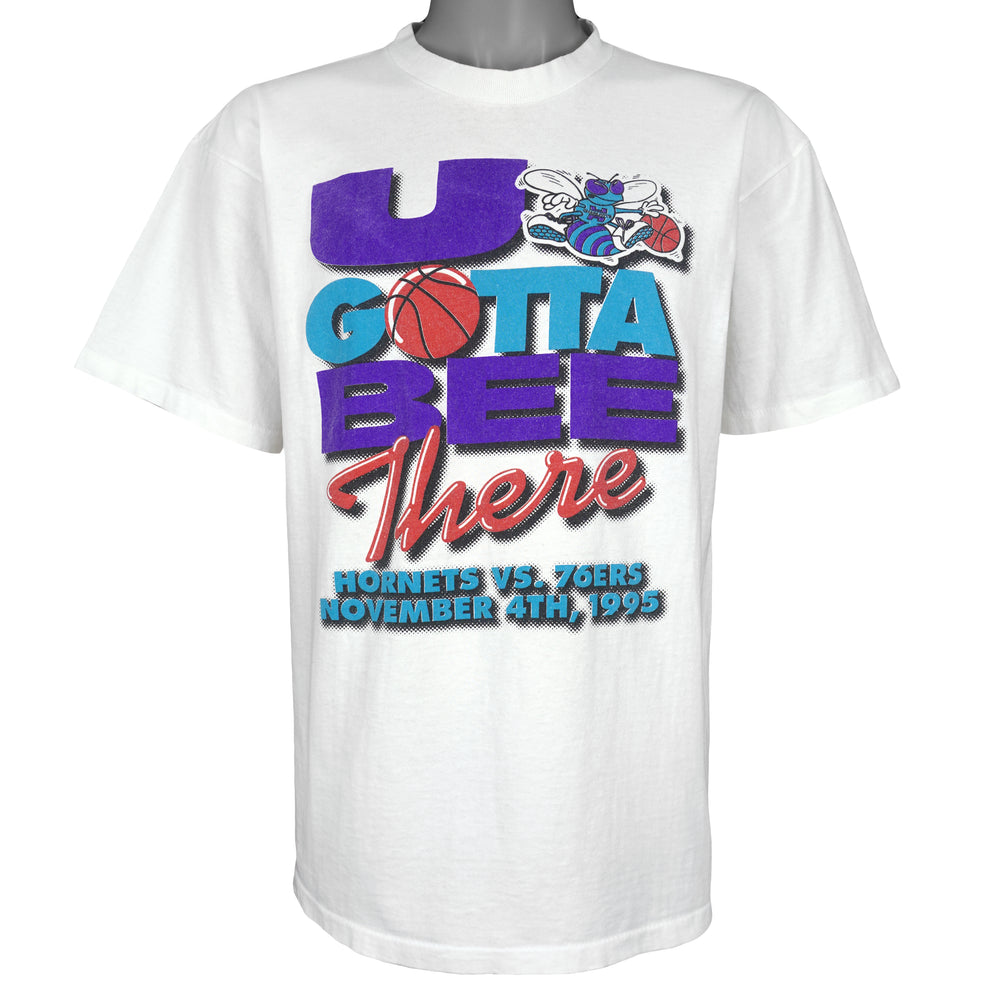 NBA (Stadium Court) - Hornets VS 76ers U Gotta Bee There T-Shirt 1995 X-Large Vintage Retro Basketball