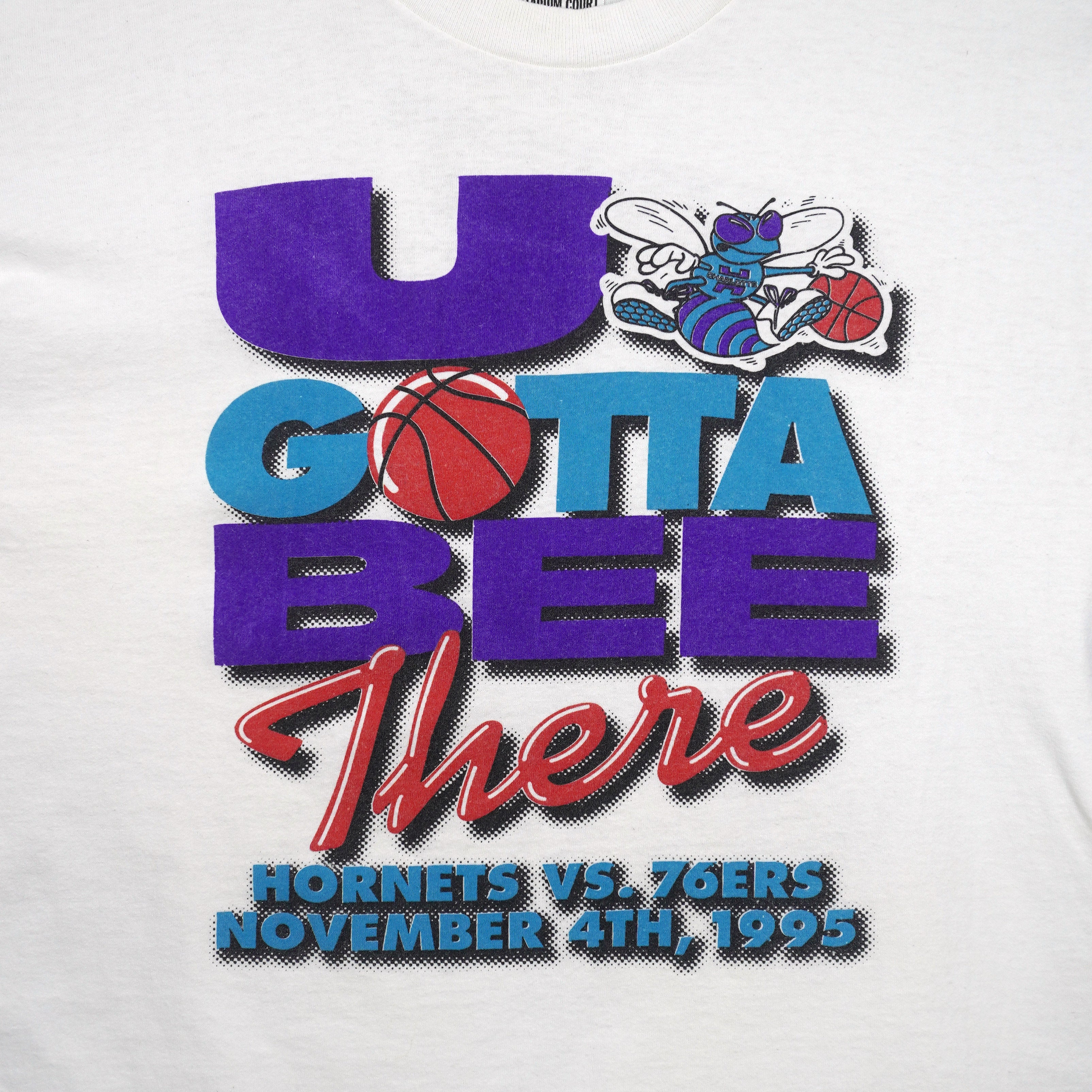 NBA (Stadium Court) - Hornets VS 76ers U Gotta Bee There T-Shirt 1995 X-Large Vintage Retro Basketball