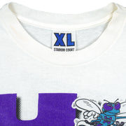 NBA (Stadium Court) - Hornets VS 76ers U Gotta Bee There T-Shirt 1995 X-Large Vintage Retro Basketball