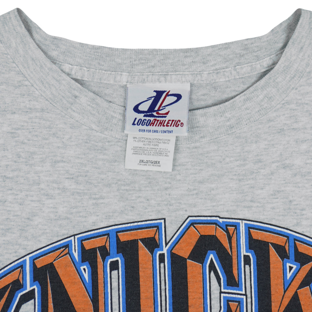 NBA (Logo Athletic) - Grey New York Knicks T-Shirt 1990s 2X-Large Vintage Retro Basketball