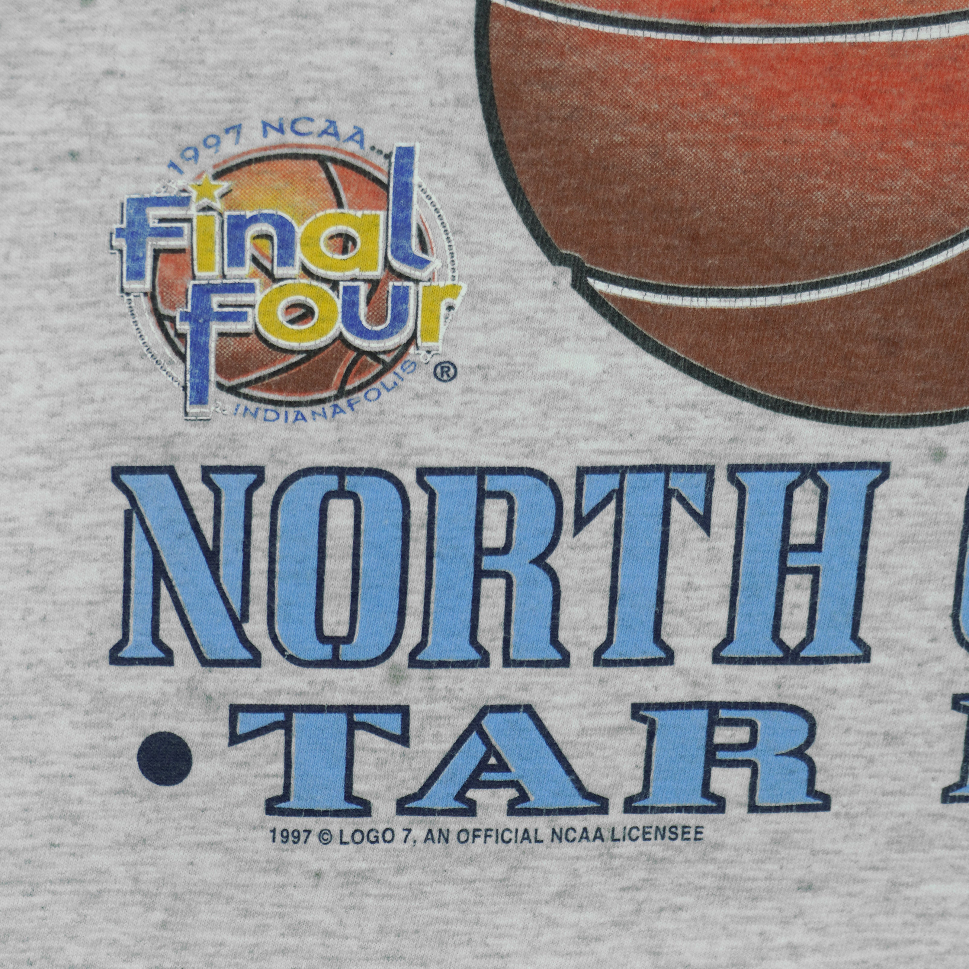 NCAA (Logo 7) - North Carolina Tar Heels Final Four Champions T-Shirt 1997 Large Vintage Retro