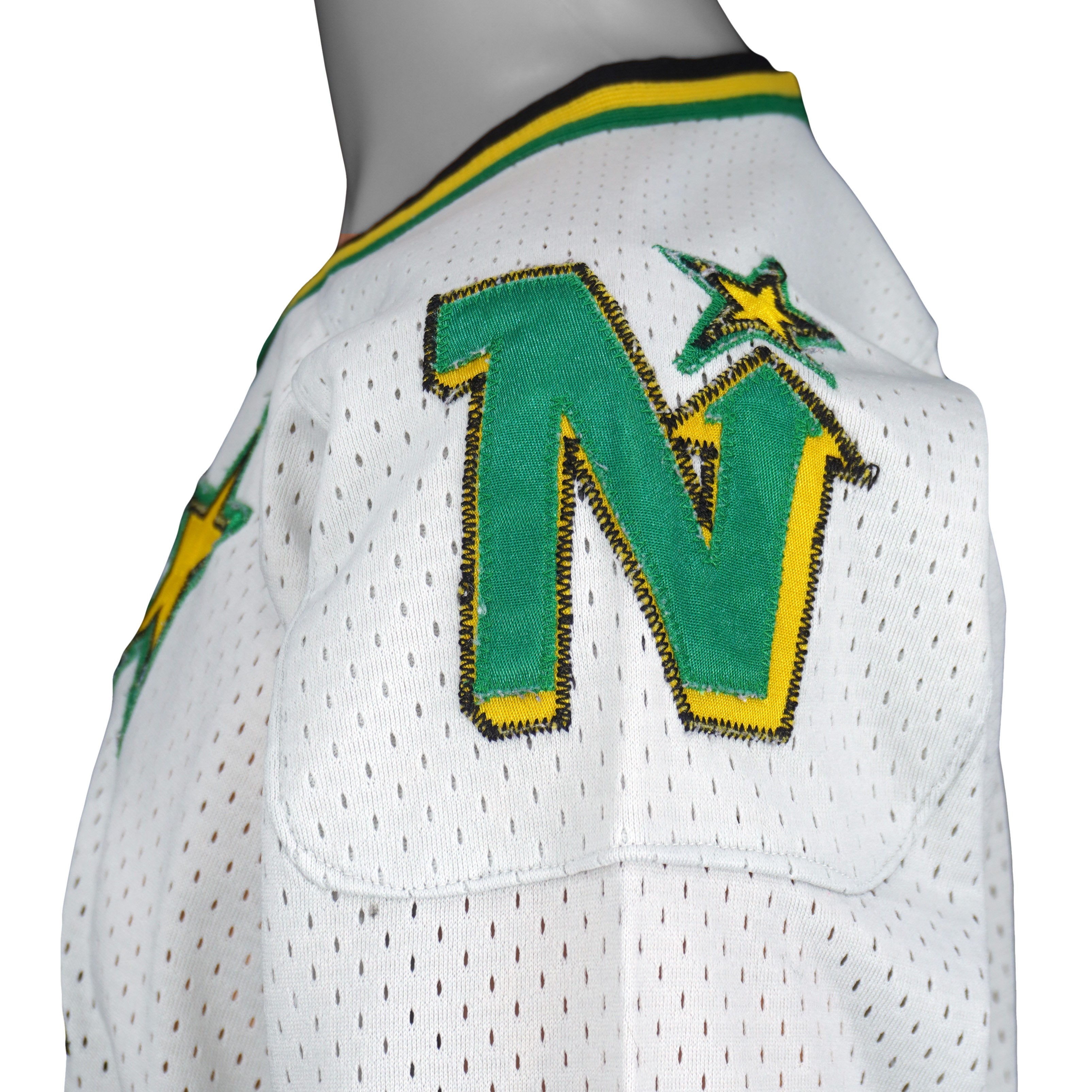 Vintage NHL - Minnesota North Stars Hockey Jersey T-Shirt 1990s Large in black and white and green