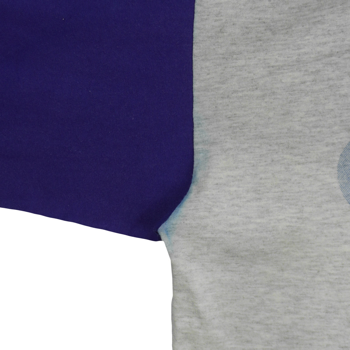 Blue sleeve seam meeting the gray body of the Mets shirt