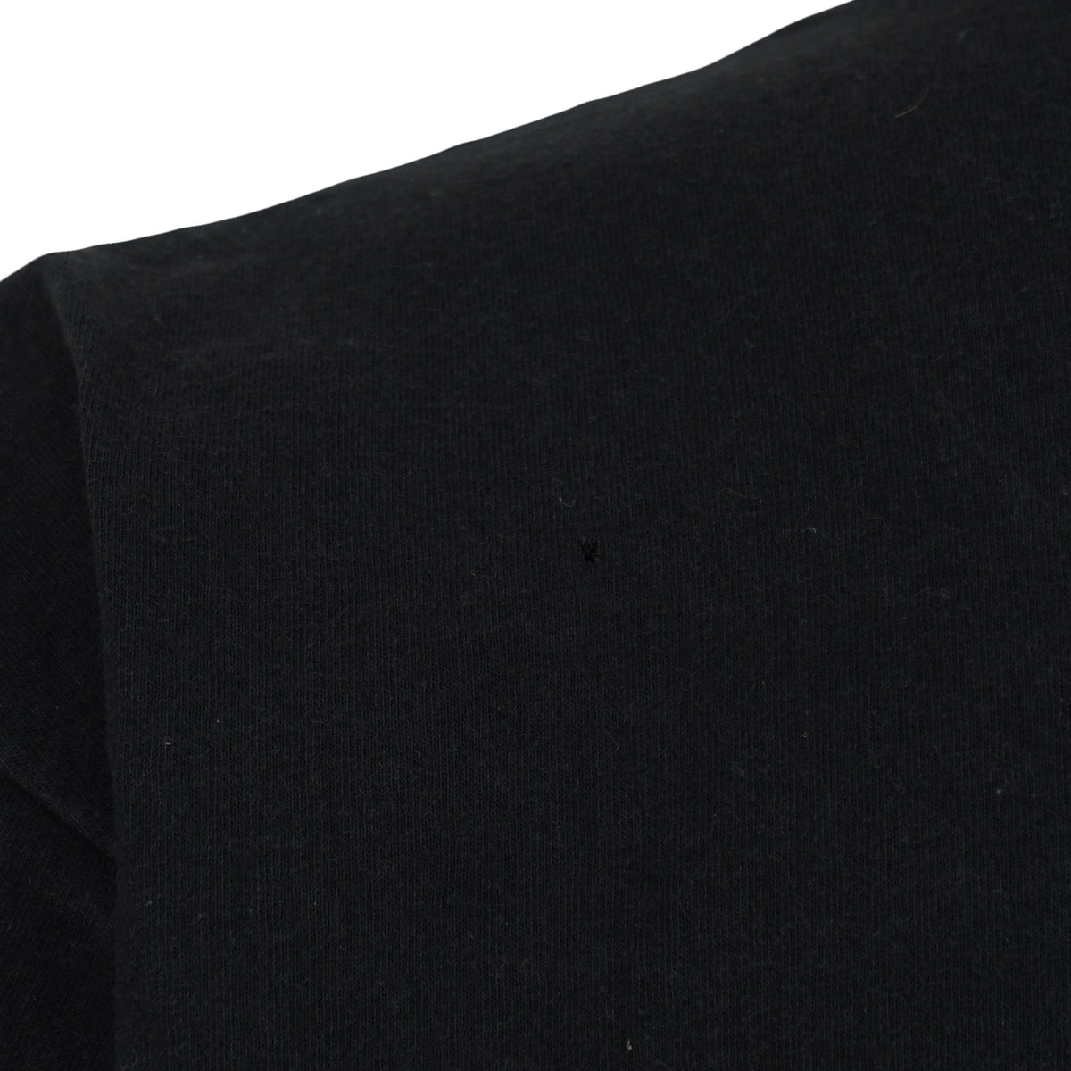 Close view of small fabric hole on the black Oregon Ducks 1995 Rose Bowl football short sleeve graphic T-shirt