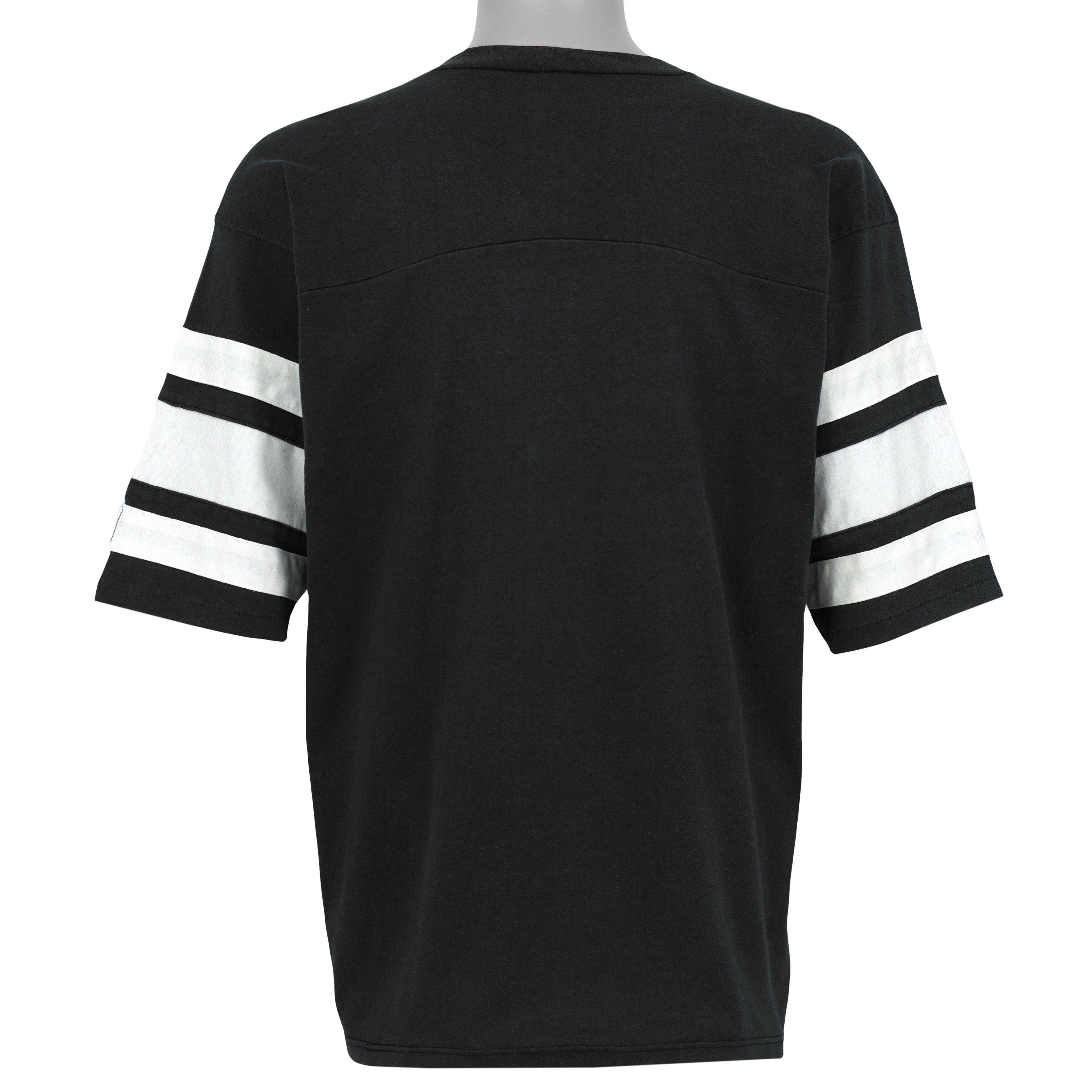 Plain black back of the 1990s Logo 7 Saints V-neck T-shirt with white double sleeve stripes.