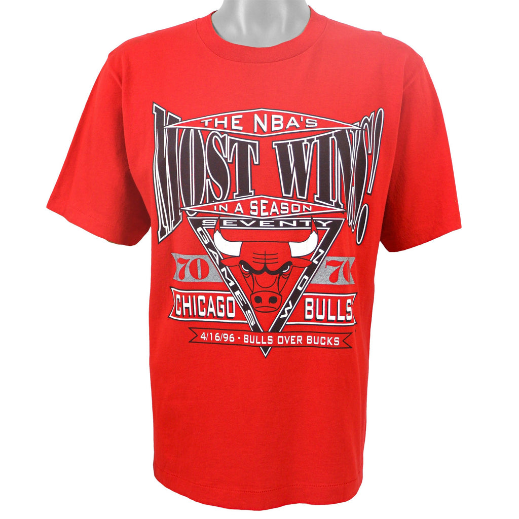 NBA (Logo 7) - Chicago Bulls the NBAs Most Win! T-Shirt 1996 Medium Vintage Retro Basketball