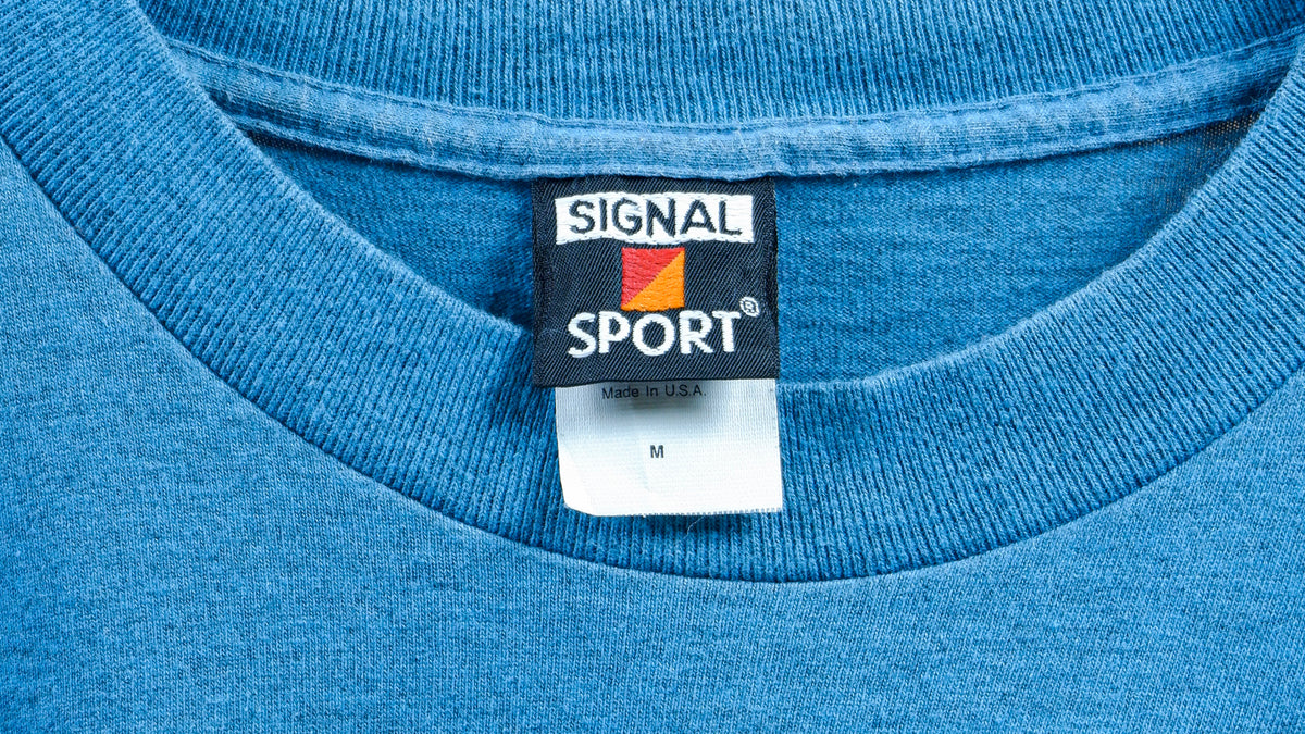 Vintage (Signal Sport) - Blue Embroidered Dolphins in the Ocean T-Shirt 1990s Medium Vintage Retro