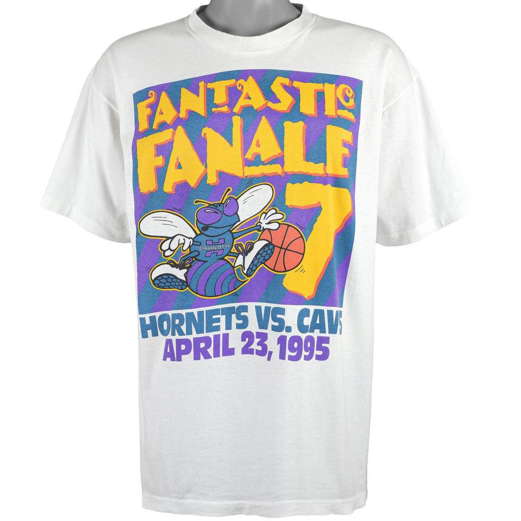NBA (Stadium Court) -  Charlotte Hornets VS Cavs T-Shirt 1995 X-Large Vintage Retro Basketball