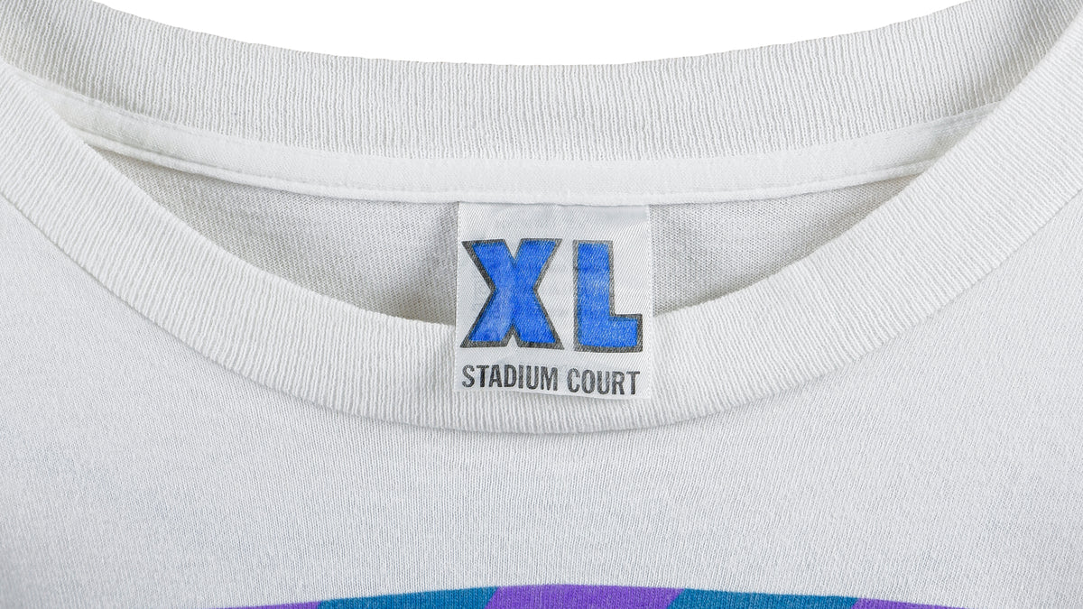NBA (Stadium Court) -  Charlotte Hornets VS Cavs T-Shirt 1995 X-Large Vintage Retro Basketball
