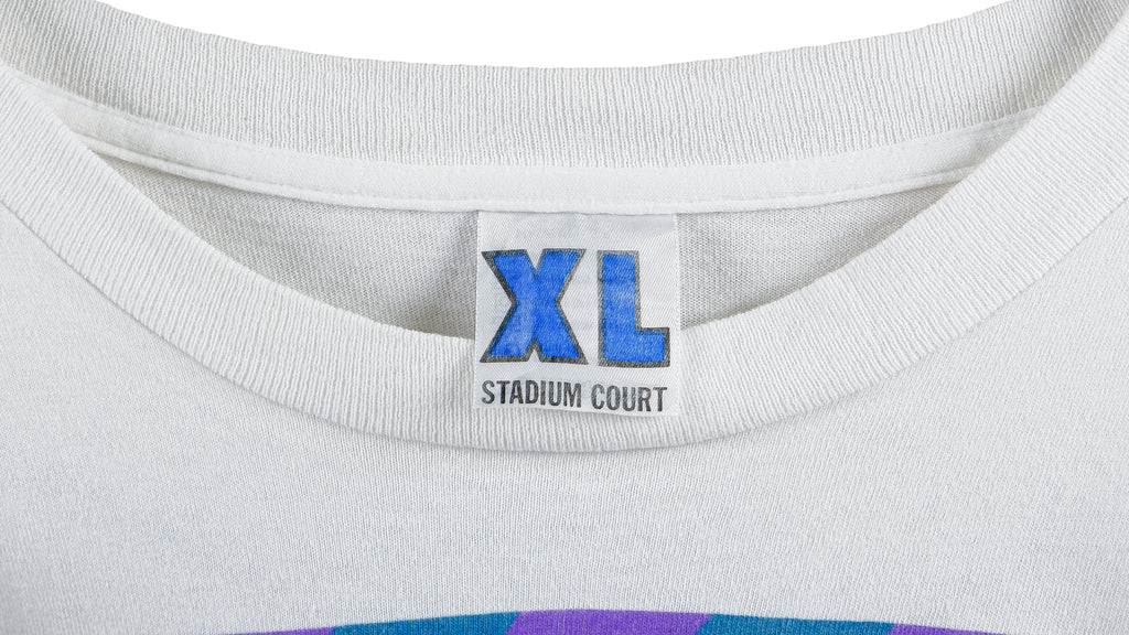NBA (Stadium Court) -  Charlotte Hornets VS Cavs T-Shirt 1995 X-Large Vintage Retro Basketball